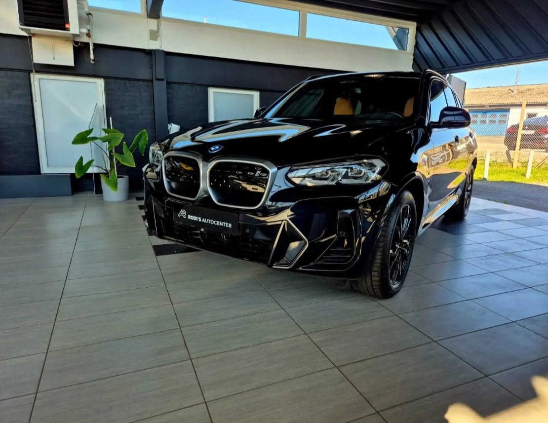 Sort BMW forfra hos Rodi's Autocenter
