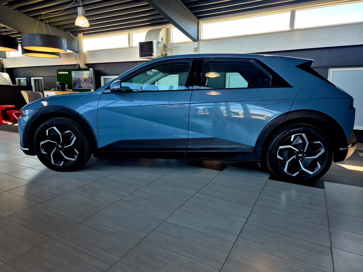 Bagenden af blå Hyundai hos Rodi's Autocenter