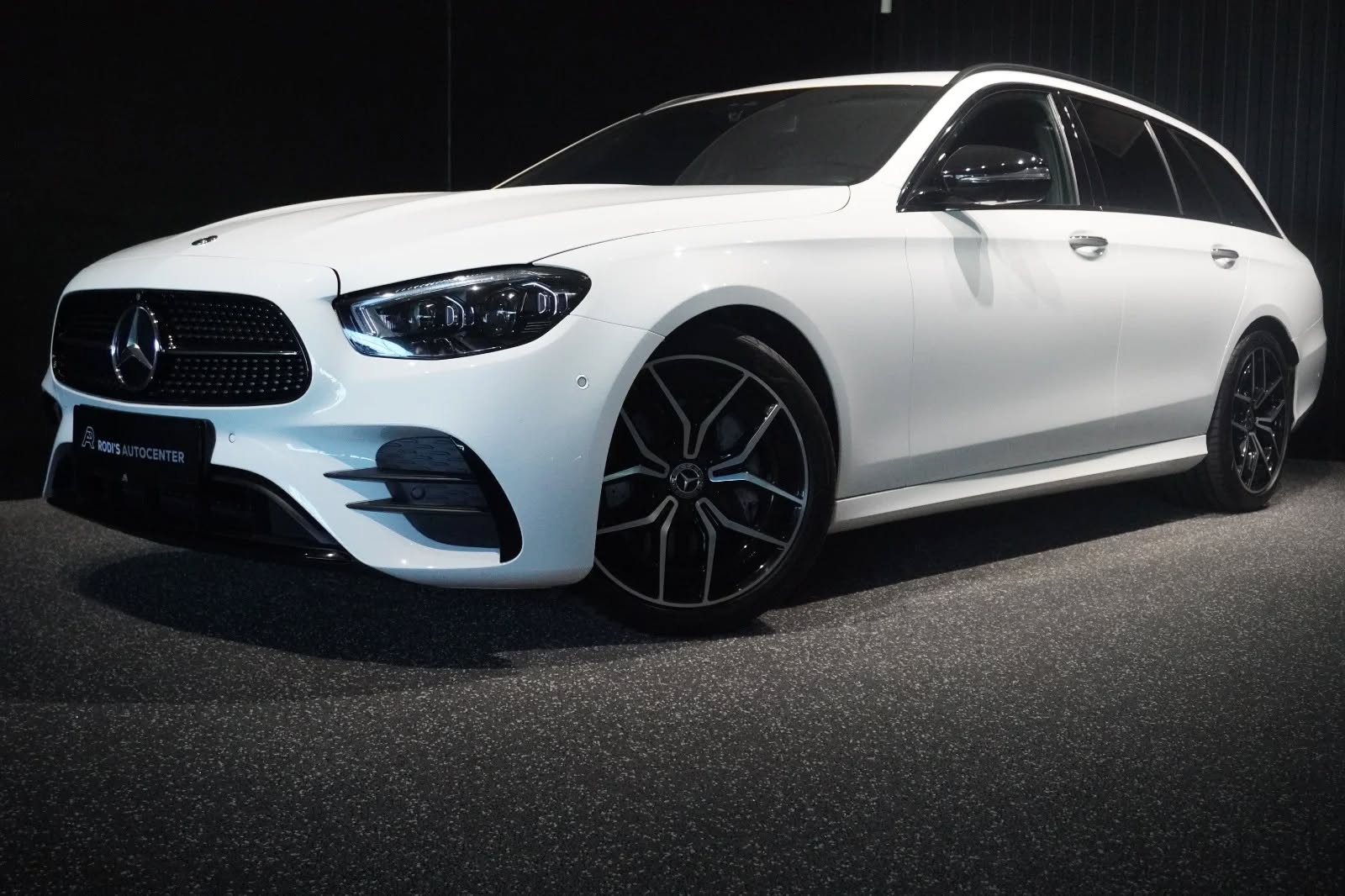 Hvid Mercedes hos Rodi's Autocenter