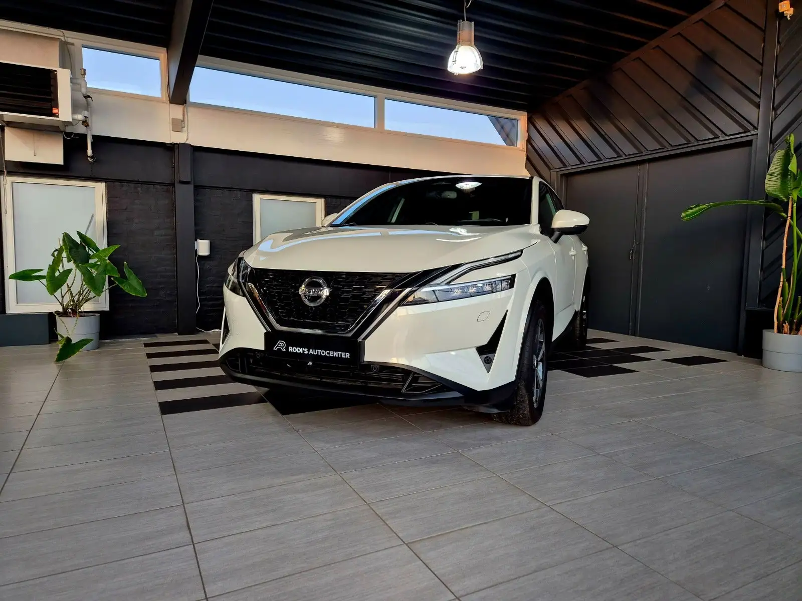 Hvid Nissan Qashqai hos Rodi's Autocenter