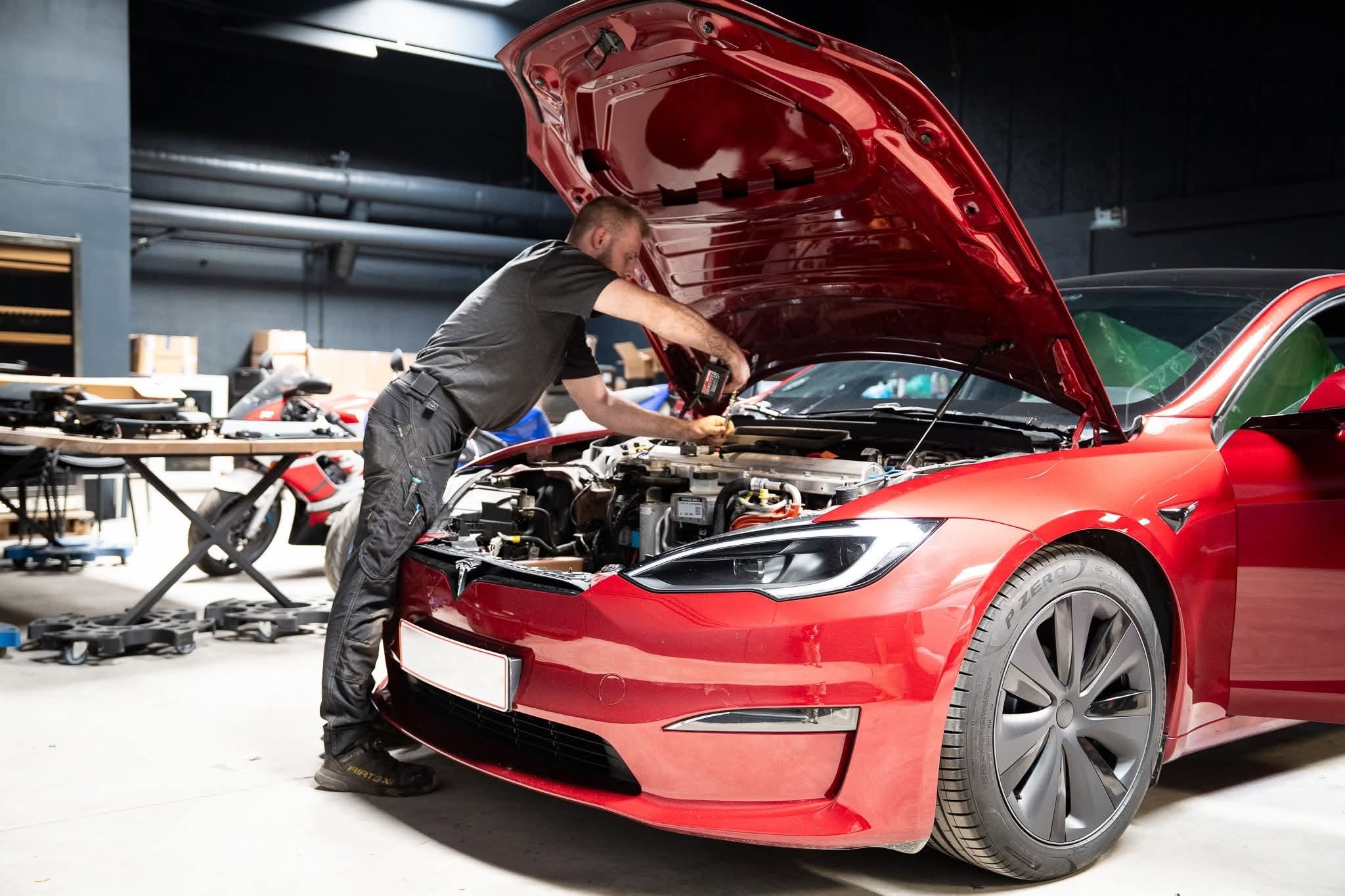 Rød Tesla S til service og reparation