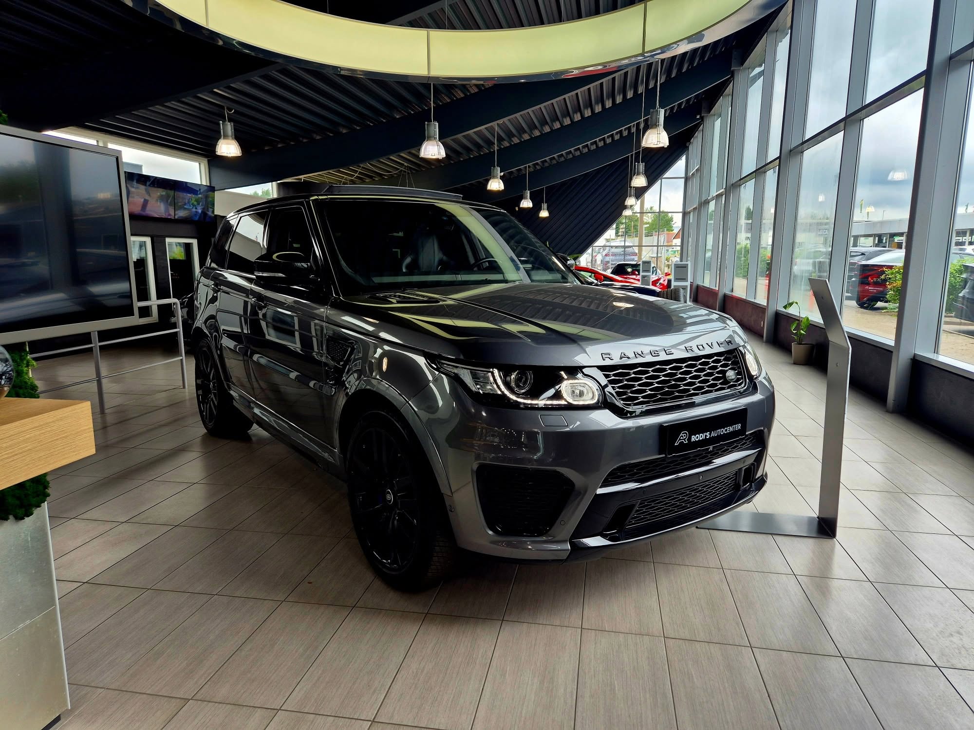 Grå Land Rover hos Rodi's Autocenter