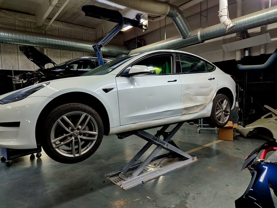 Hvid Tesla 3 til service hos Rodi's Autocenter