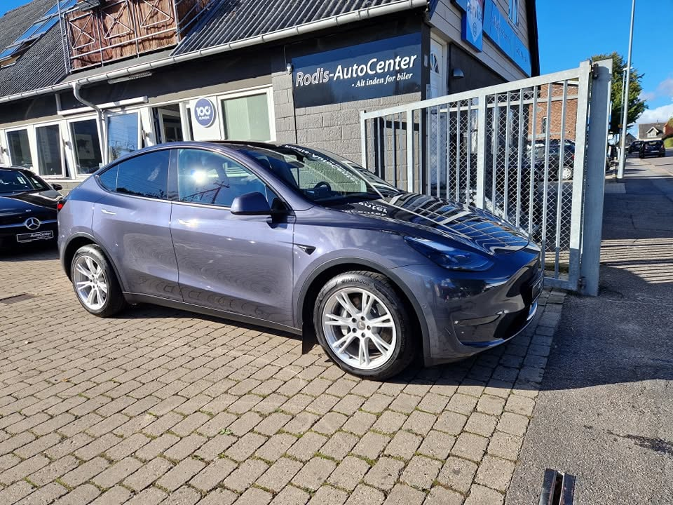 Grå Tesla model Y hos Rodi's Autocenter