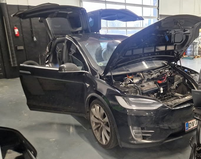 Service på Tesla model X hos Rodi's Autocenter