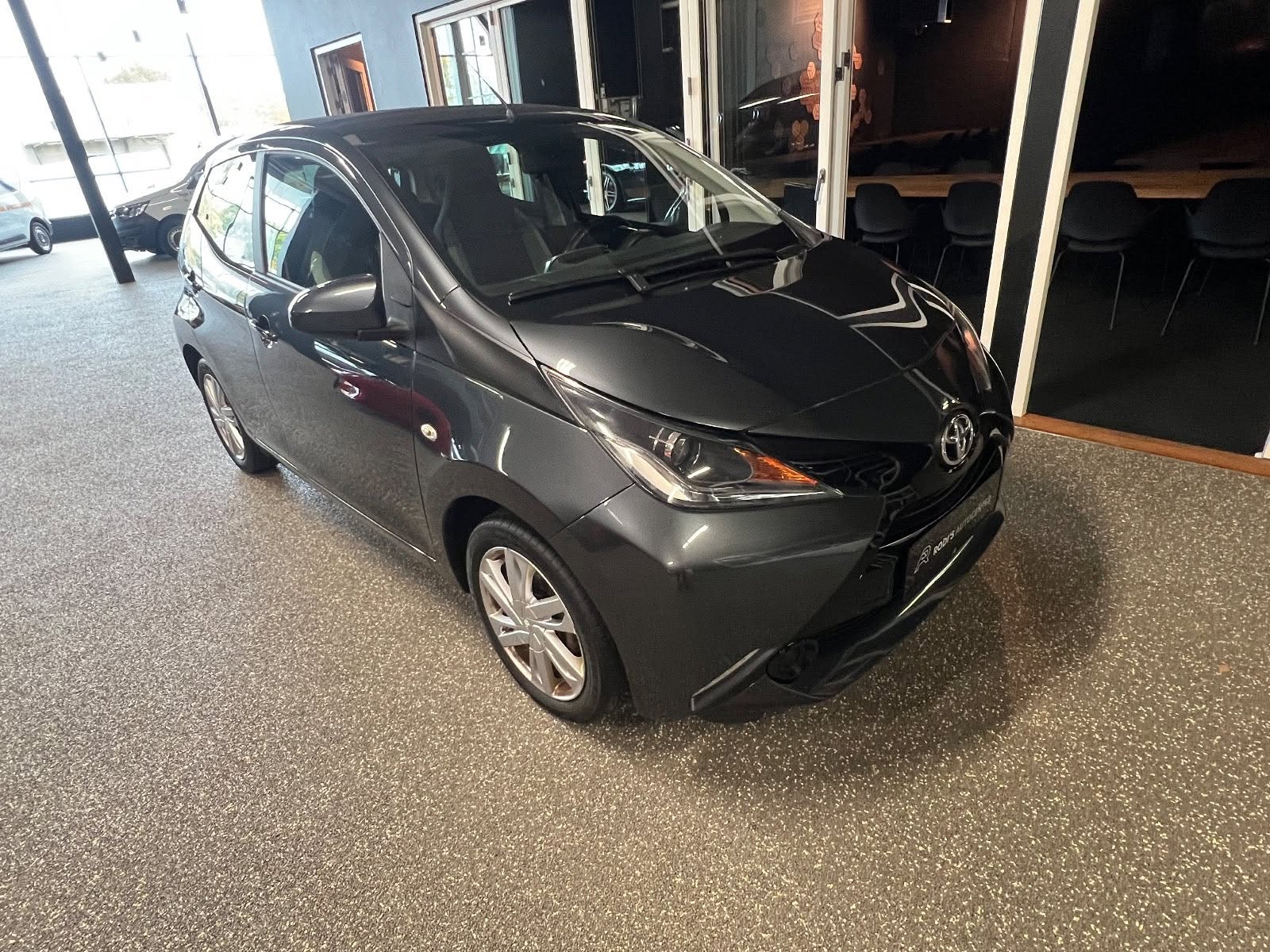 Grå Toyota hos Rodi's Autocenter