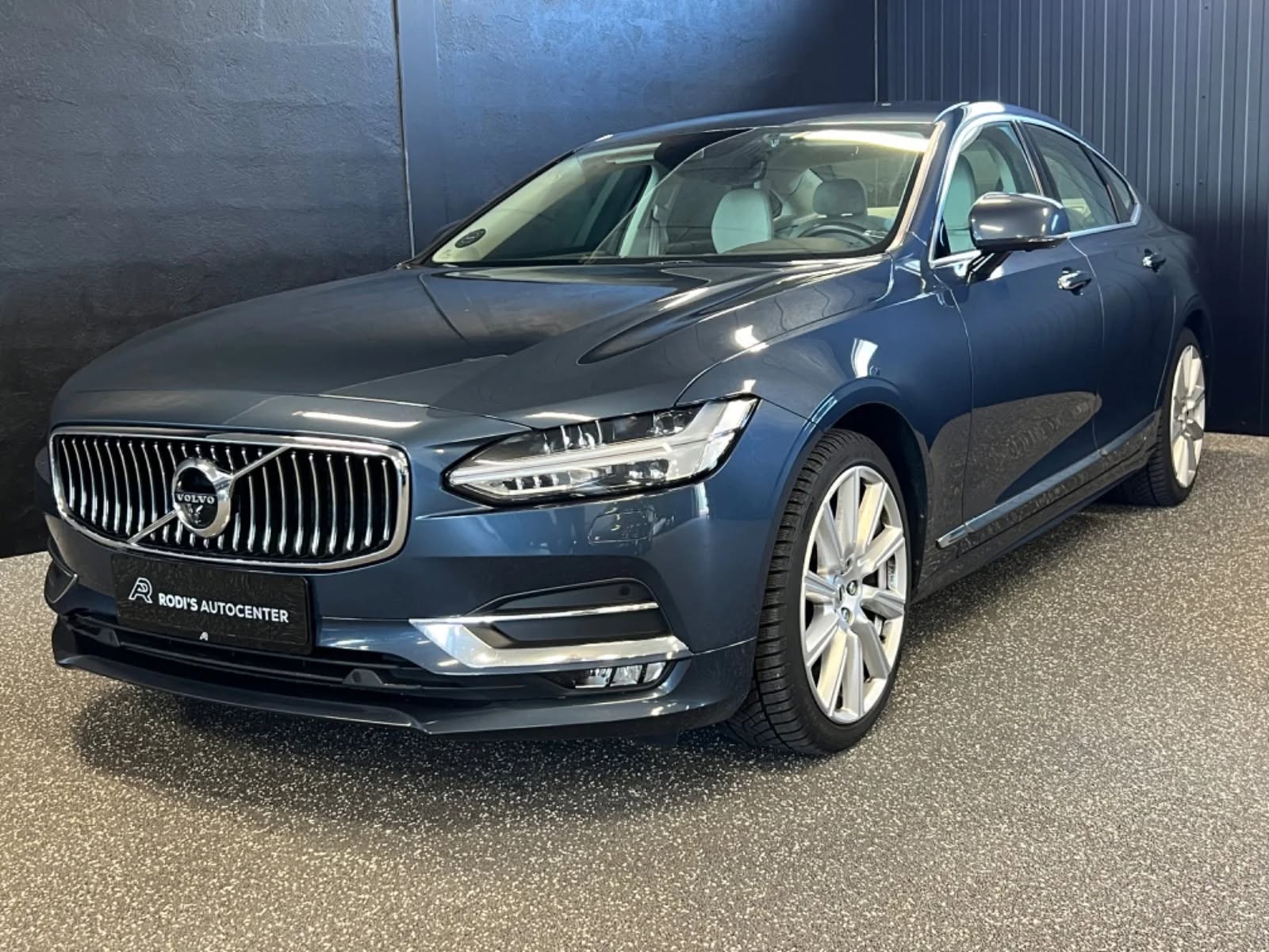Blå Volvo hos Rodi's Autocenter