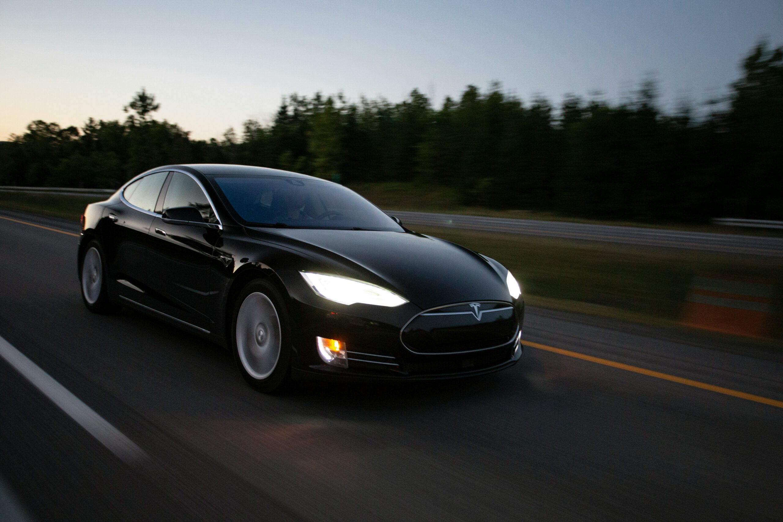 Sort Tesla på en landevej.