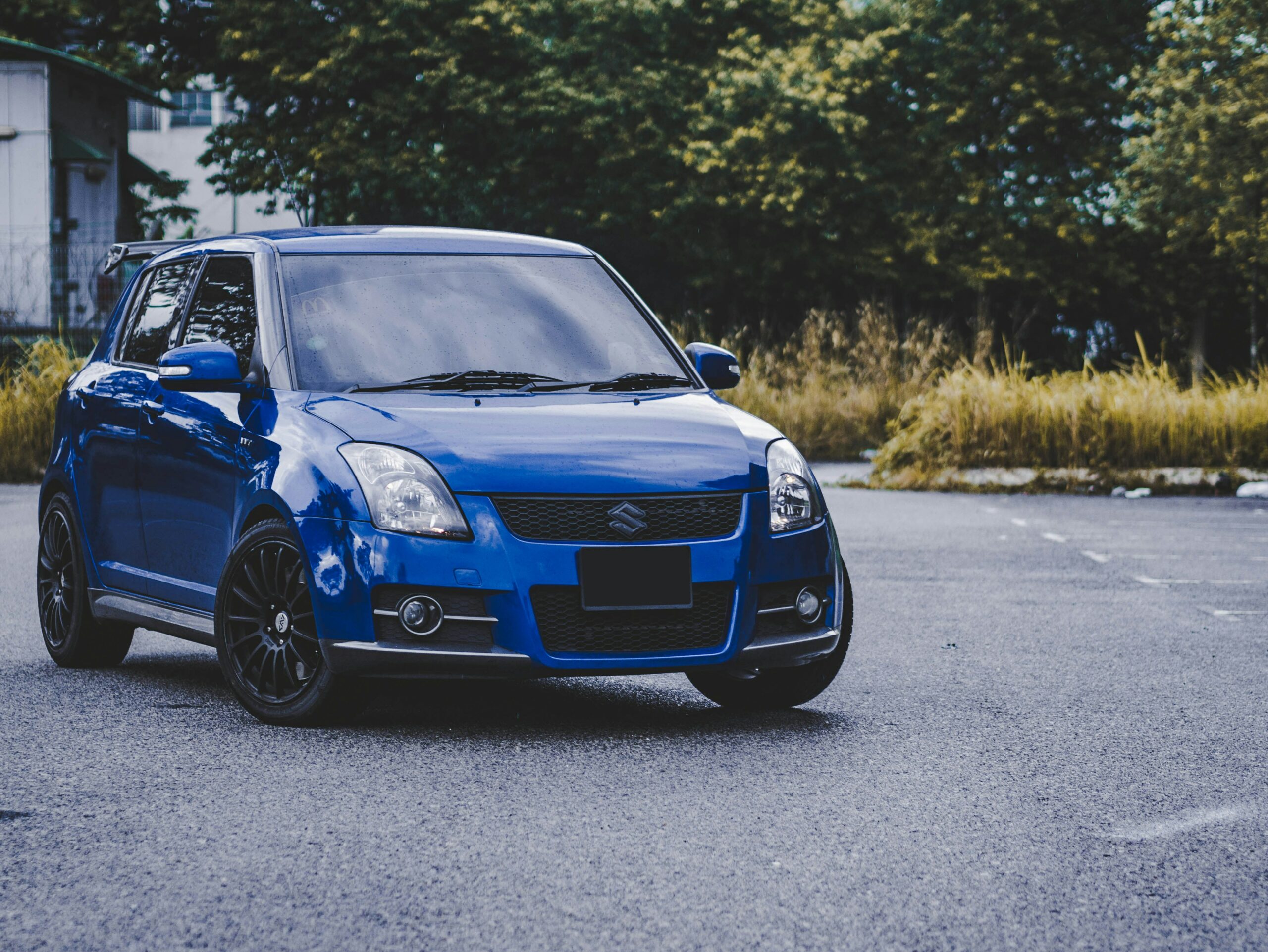 Modificeret blå Suzuki Swift med sportsligt udtryk.