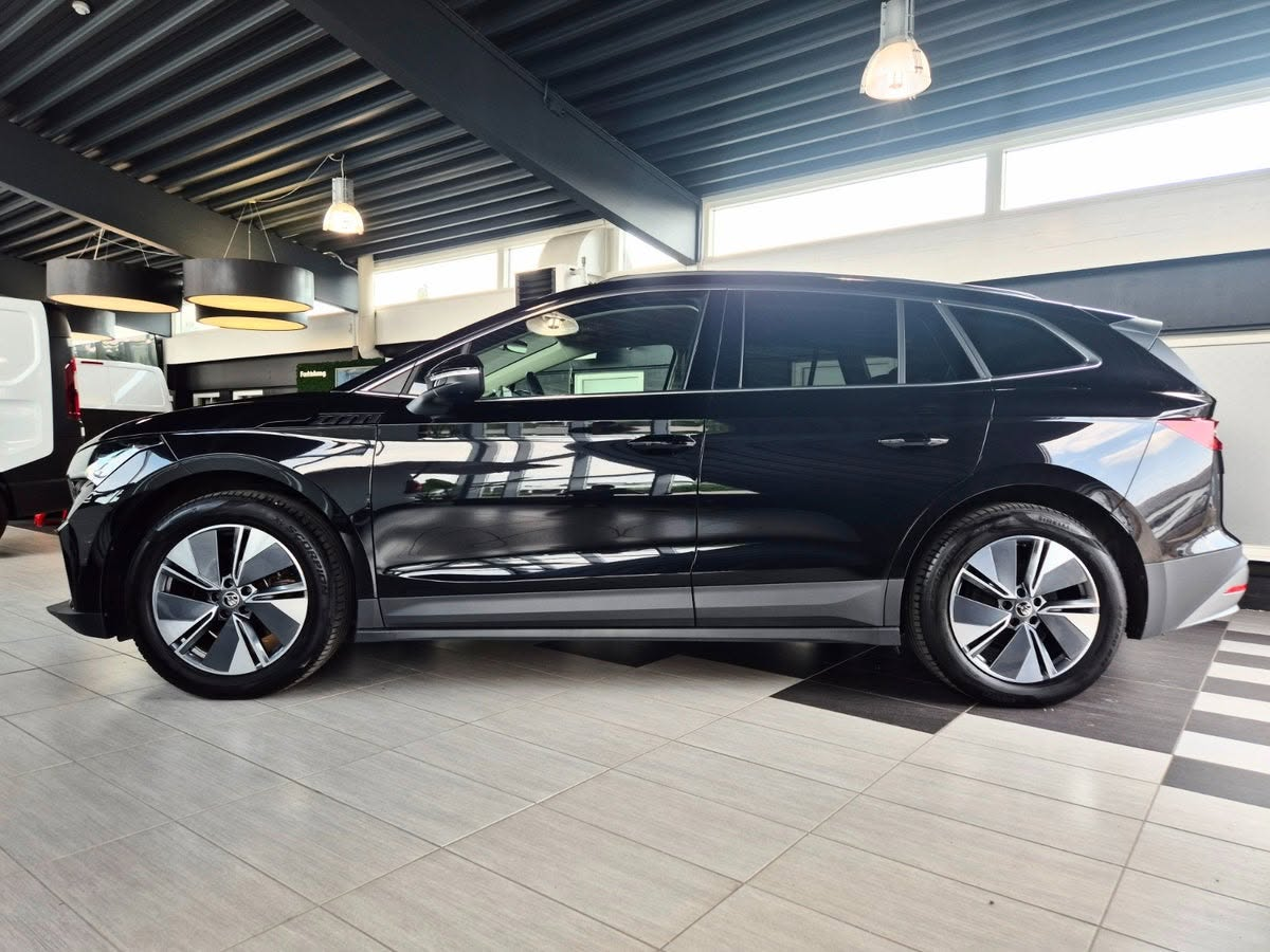 Sort Škoda Enyaq iV 80 set fra siden hos Rodi’s Autocenter