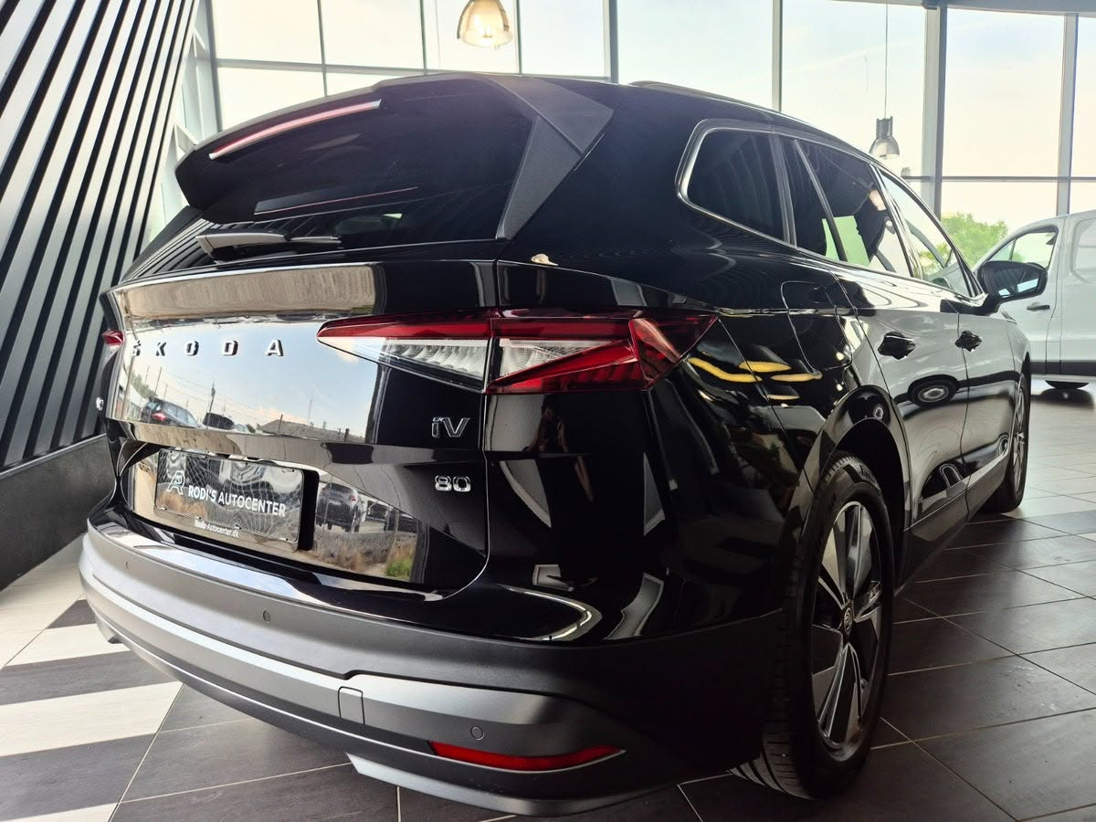 Sort Škoda Enyaq iV 80 fotograferet bagfra hos Rodi’s Autocenter