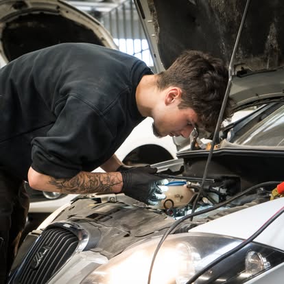 Medarbejder hos Rodi's autocenter arbejder på værkstedet