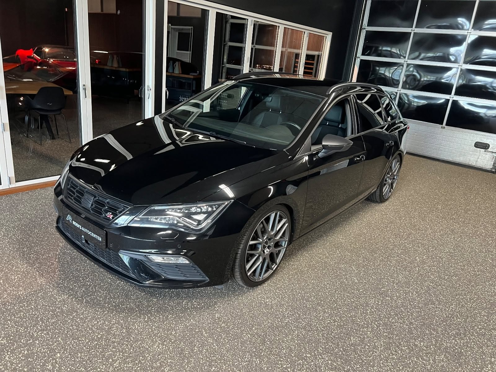 Sort SEAT Leon ST FR fotograferet forfra hos Rodi’s Autocenter